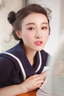 男生和女生一起差差的轮滑鞋